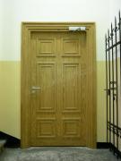 drzwi drewniane ppoż. dwuskrzydłowe pełne z kasetonami i ościeżnicą drewnianą z opaskami ozdobnymi