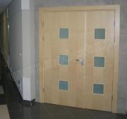 drzwi drewniane ppoż dwuskrzydłowe przeszklone z ościeżnicą drewnianą