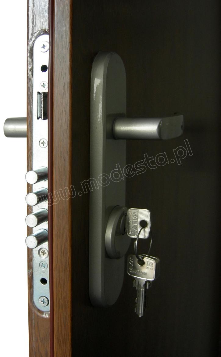 zamek główny drzwi stalowych drzwi antywłamaniowych RC4 z kompletem okuć osłonowych oraz wkładką antywłamaniową z kluczami dorabianymi na podstawie karty kodowej