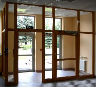 Aluminium fire doors FR90 in a glazed partition wall FR90.