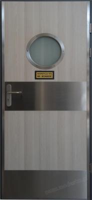 drzwi RTG z zabezpieczeniem pasami blachy nierdzewnej i przeszkleniem w formie bulaja z szybą ołowianą