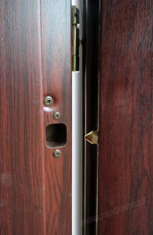 drzwi stalowe klasy RC1 wyposażone są w zawiasy z trzpieniem zabezpieczonym przed wybiciem, dodatkowym zabezpieczeniem są  bolce antywyważeniowe  posiadające w ościeżnicy plastikowe zaślepki otworów