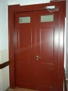 drzwi drewniane ppoż. dwuskrzydłowe przeszklone z ościeżnicą drewnianą z opaskami ozdobnymi
