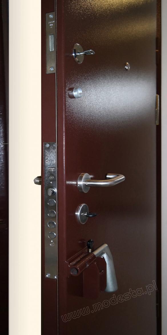 Doors to weaponry warehouses are equipped with two external certified locks in 6 and 7 protection classes, additionally protected with a lock in security class 5.