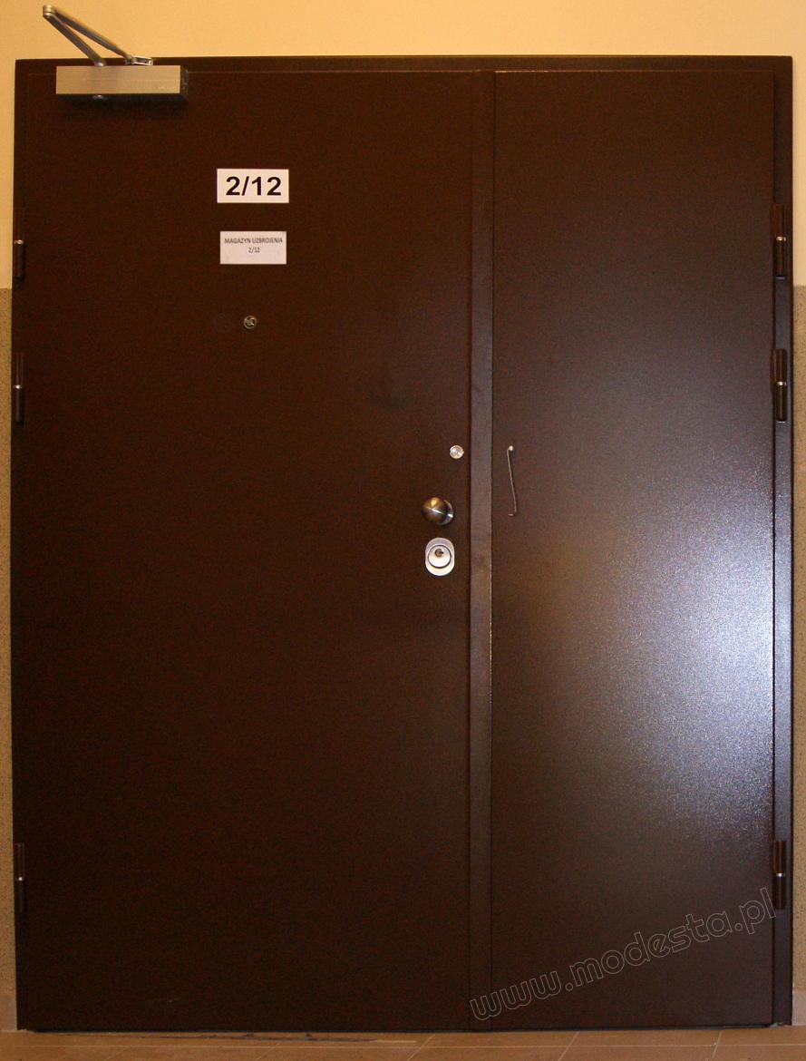 drzwi stalowe dwuskrzydłowe do wojskowego magazynu broni