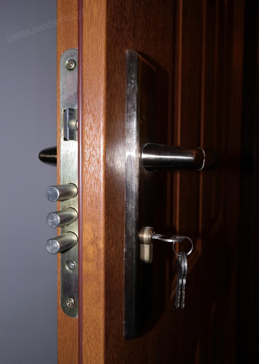 Zamek wielopunktowy wzmocnionych drzwi stalowych ST z klamką i wkładka z kompletem kluczy.
