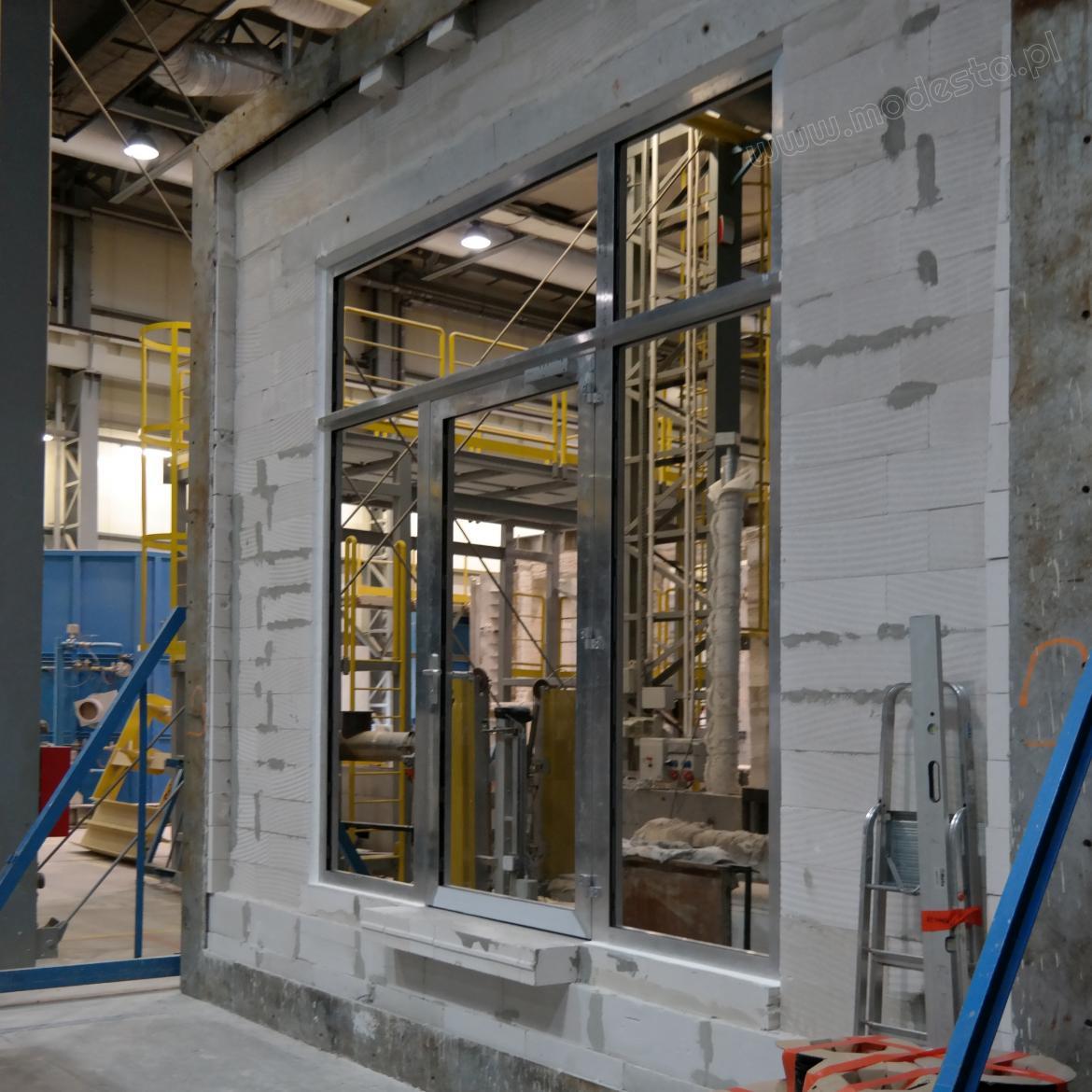 Przygotowanie drzwi aluminiowych do badań ogniowych w laboratorium.