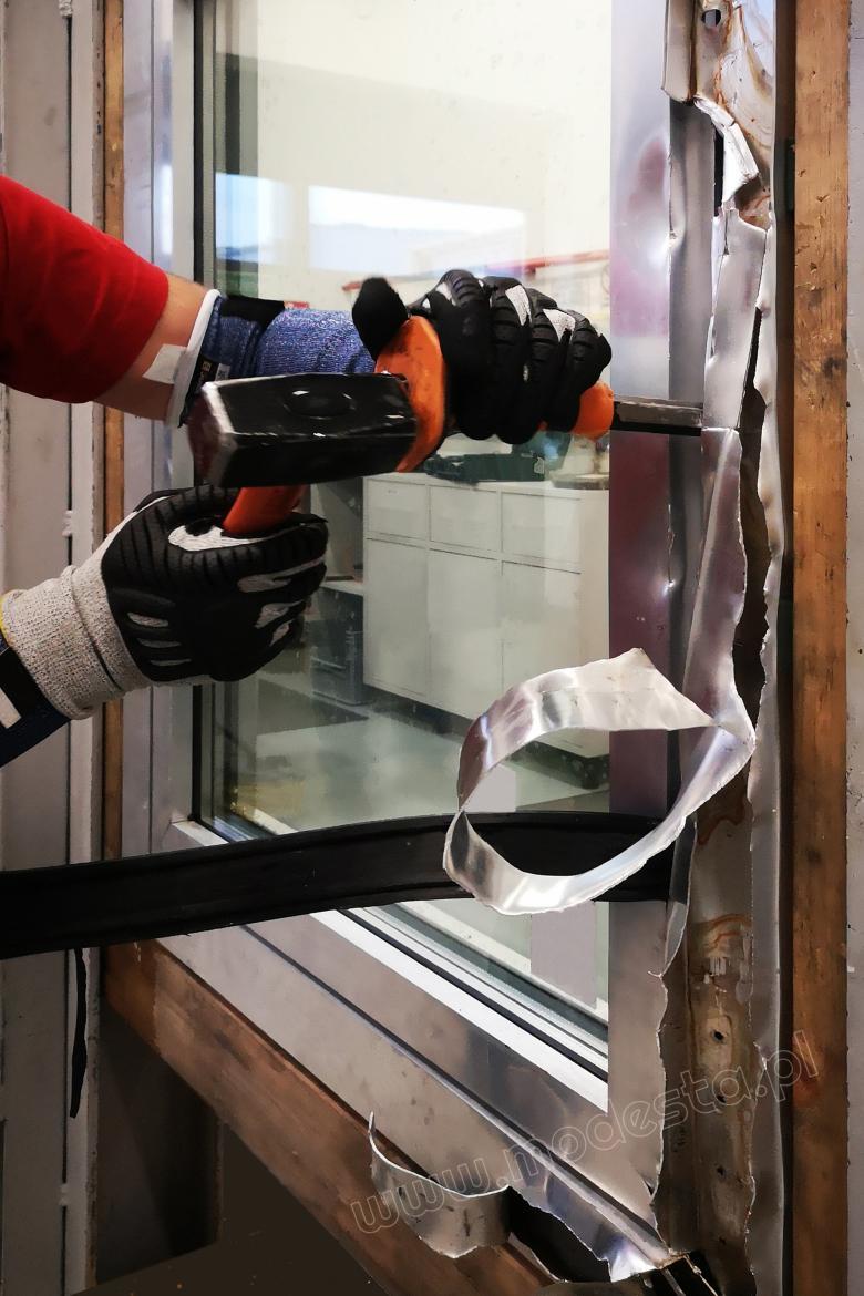 Badanie wg PN-EN 1630 - symulacja próby włamania z użyciem narzędzi ręcznych.