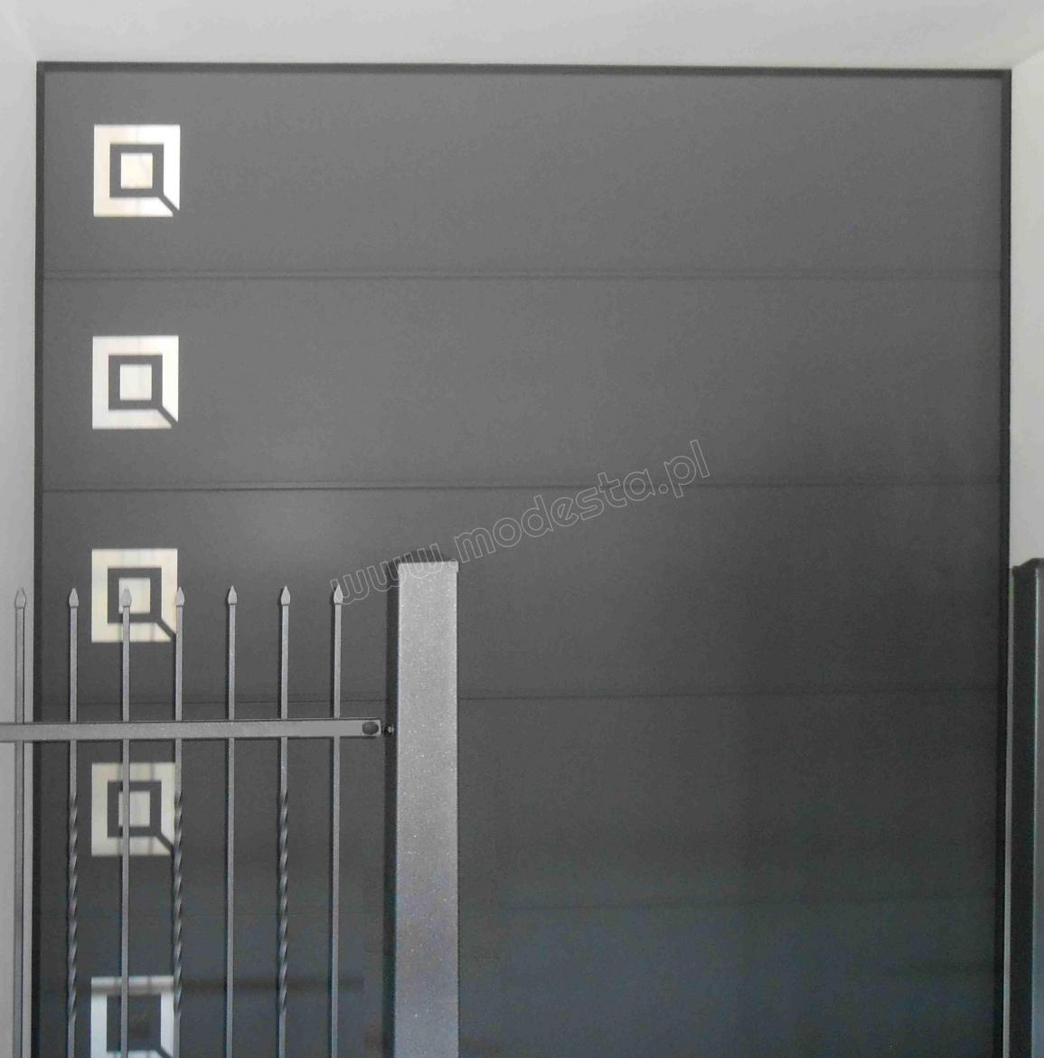 panele segmentowej bramy garażowej z aplikacjami ze stali nierdzewnej od strony zewnętrznej
