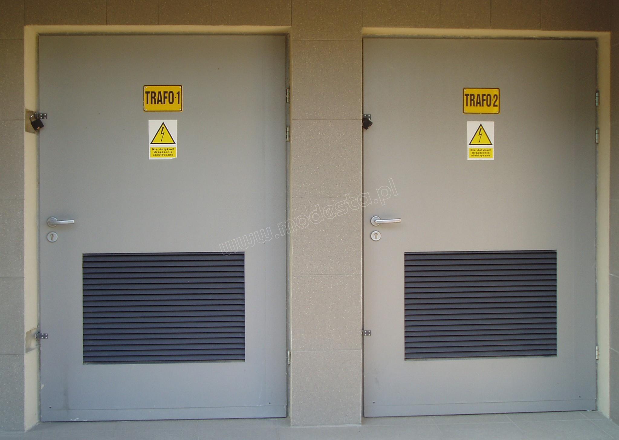 drzwi płytowe do stacji TRAFO wykonane z blachy stalowej laminowanej w kolorze szarym, wyposażone w antywłamaniowe zamki ewakuacyjne, okucia ze stali nierdzewnej, specjalne żaluzje wentylacyjne oraz dodatkowe zamknięcia na kłódkę